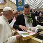 La Biblia del artista Willy Wiedmann llega al Vaticano