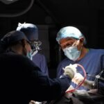 Fucsia en el quirófano: así brilla un tumor cerebral antes de ser extirpado